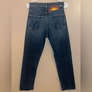 Mother the tomcat ankle, roasting nuts